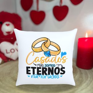 Almofada "Casados, Mas Eternos Namorados" – Amor para Sempre