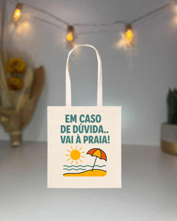 🧳 Saco de Algodão com Frase Divertida – "Em Caso de Duvida... Vai à Praia"