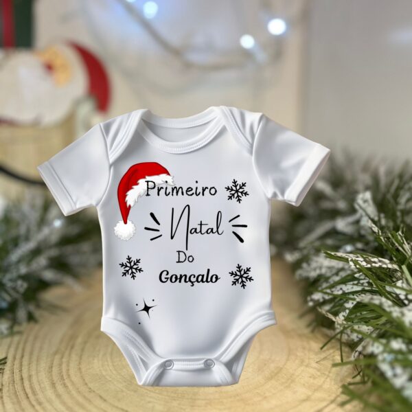 Body de Bebé Personalizado – “Primeiro Natal do [Nome]” com Gorro de Pai Natal