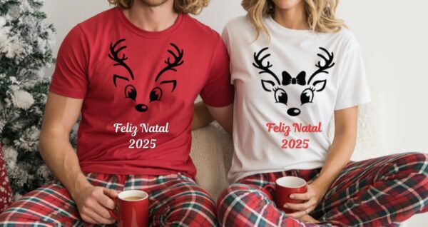 T-Shirts de Natal Personalizadas para Casal – “Feliz Natal 2025” (Renas Amorosas)