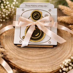 📸🤍 Moldura Porta Ecografia “Nossa História Começa Aqui” – Modelo Máquina Fotográfica