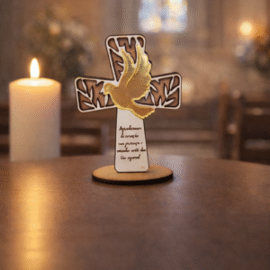 Cruz de Batizado em MDF com Pomba em Acrílico – Lembrança Religiosa Personalizável Premium